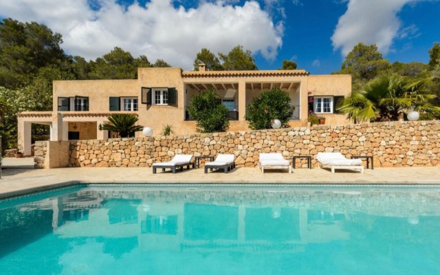 Detached villa in Ibiza with great views of the hills and jacuzzi