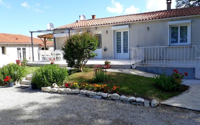 Apartment with 2 Bedrooms in Breuillet, with Enclosed Garden And Wifi - 10 Km From the Beach