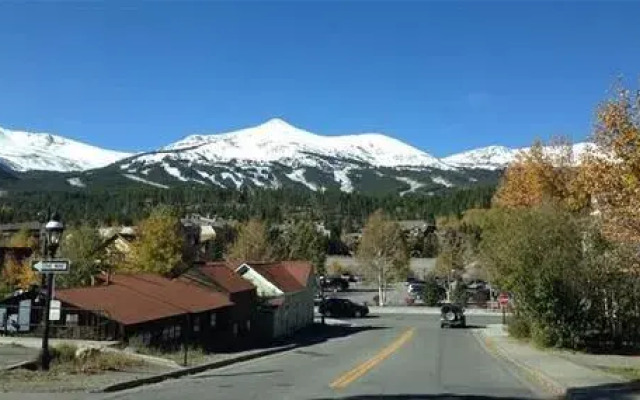 Ski Hill by Pinnacle Lodging