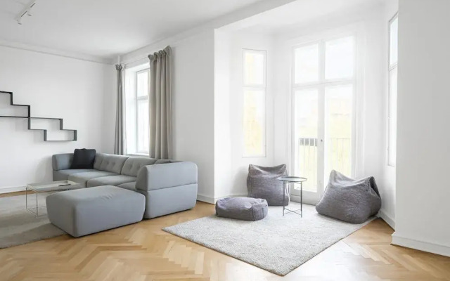 Fantastic 3-bed With French Balcony and Lake-views