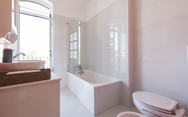 Bright and Airy Apt with balcony by LCH
