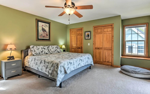 Pet-friendly Home w/ Deck + Mountain Views!