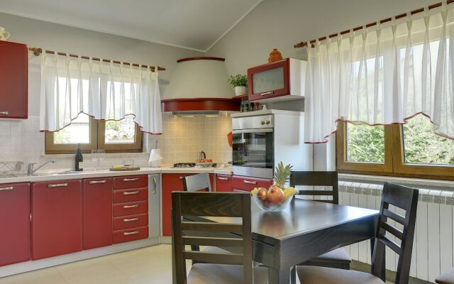 Villa in Peroj With Private Pool & Near Beach