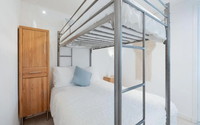 Idyllic Holiday Home in Ooltgensplaat With Private Terrace