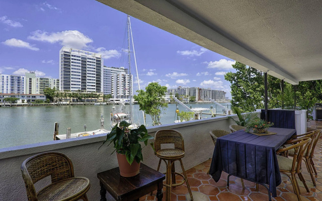 Miami Whitehouse Apartments