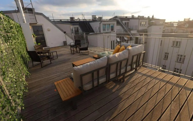 Sunny & large Penthouse with View above Vienna DG6