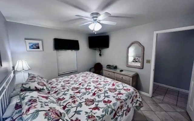 Pelican Beach 0404 1 Bedroom Condo by Pelican Beach Management