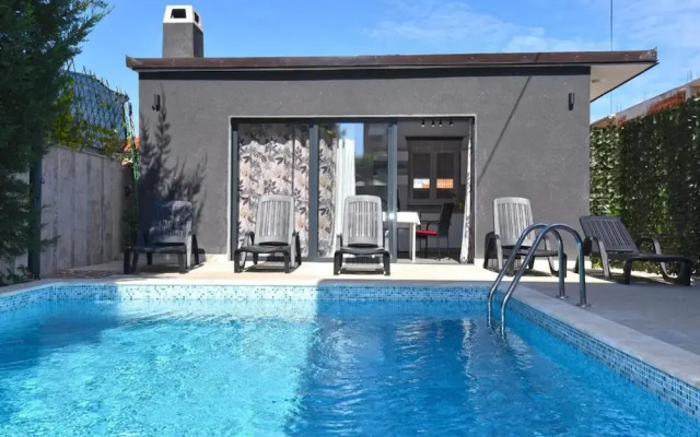 Bright Studio Apartment With Pool View
