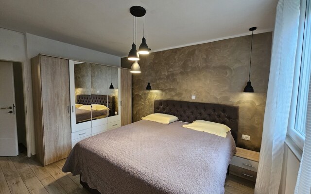 Deluxe Apartment near Bridge