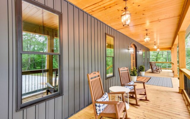 Luxurious Clarkesville Cabin w/ Decks & Fire Pit