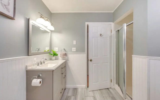 Near Skiing & Lakes: Contemporary Poconos Townhome