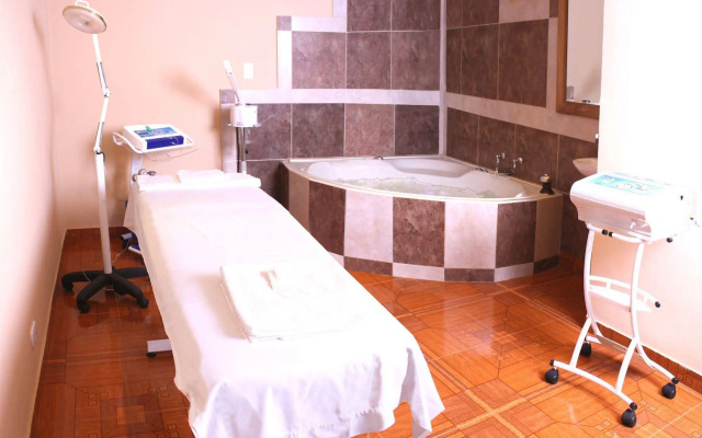 Charlies Place Hotel & Spa