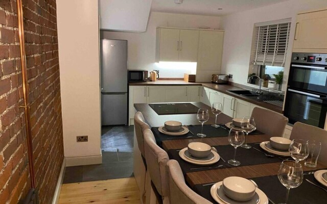 New Modern & Spacious Snowdonia Home - Sleeps 7