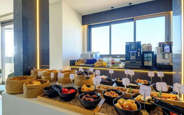 Mercure Larnaca Finikoudes Beach