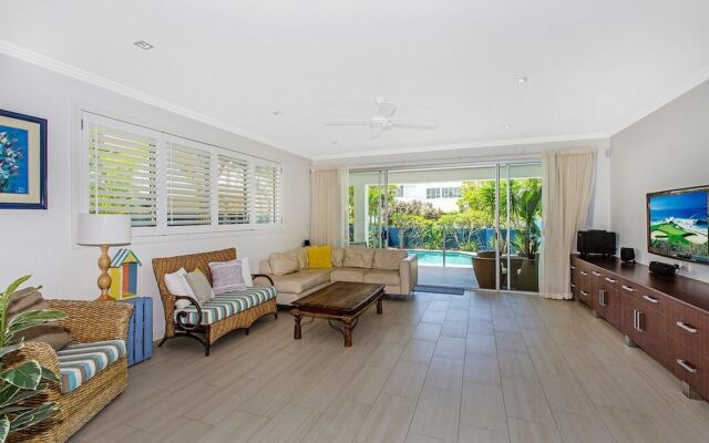Salt Beach Holiday Home