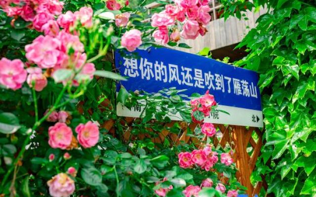 Yaqiu Courtyard Featured Hostel