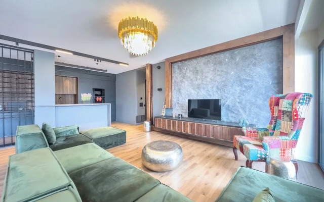 Phaedrus Living Apollo Skyview Penthouse