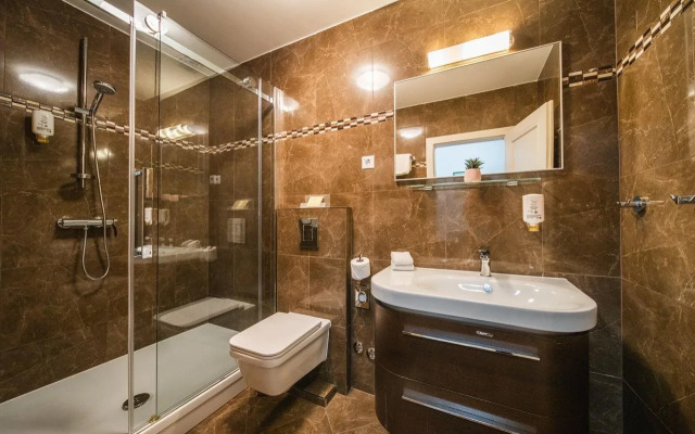 SUNce Palace Apartments with free offsite parking