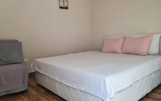 Malavi KI top center studio Ruse