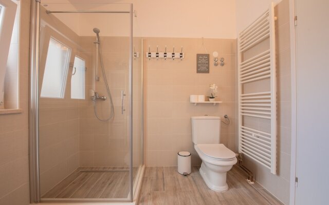 Spacious Chic Residence