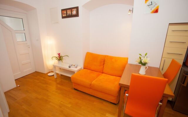 Summer Lounge Apartments