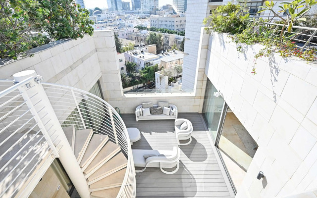 The Lounge Pool By HolyGuest