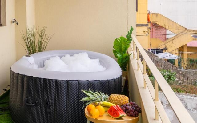 Trendy Bright Flats with Jacuzzi - 5 min Beach