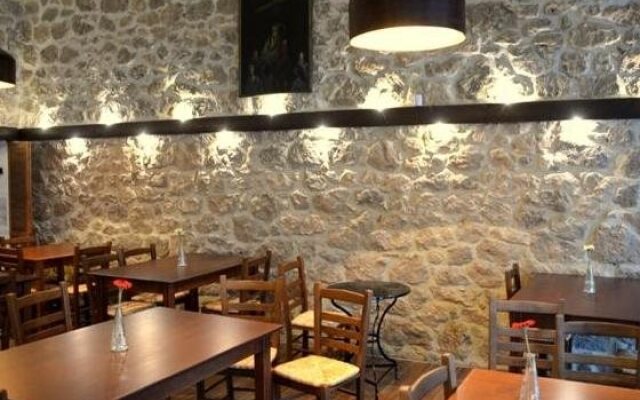 Polys Guest House