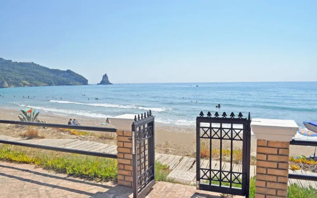 Beachfront Holiday Houses Yannis on Agios Gordios Beach