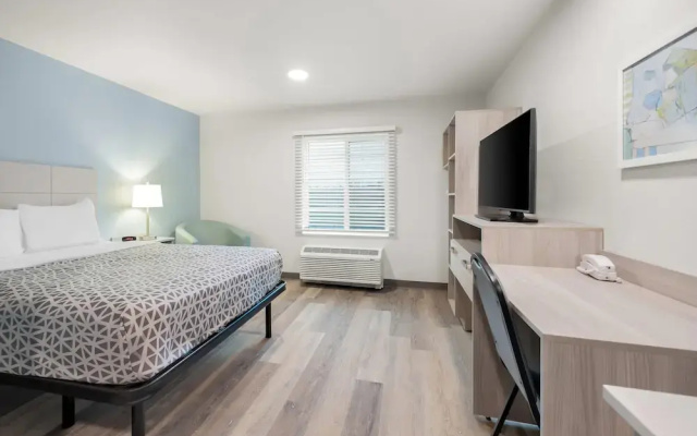 WoodSpring Suites Medford near I-5