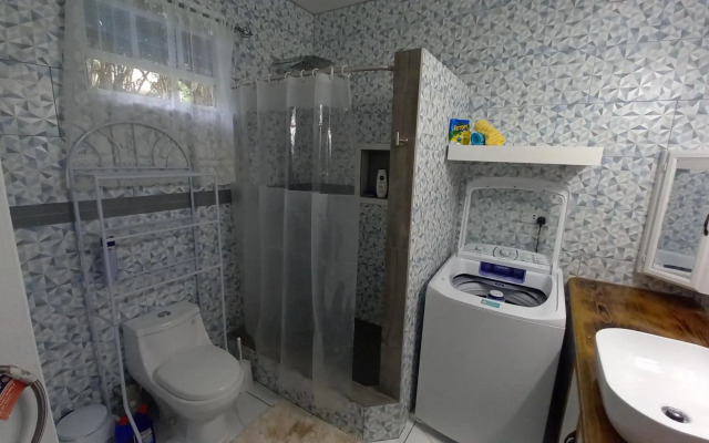 Cozy vacation retreat with free parking