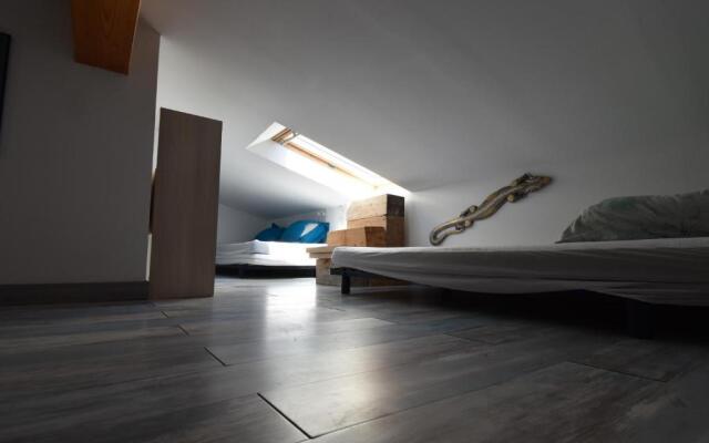 T2 vue canal et remparts d'Aigues Mortes