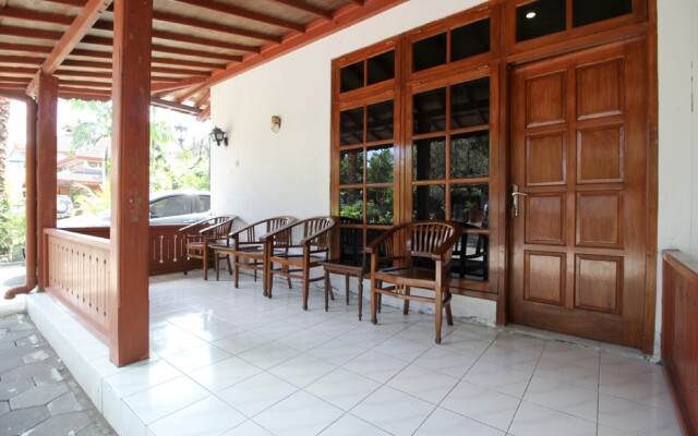 RedDoorz Plus near Alun Alun Selatan 2
