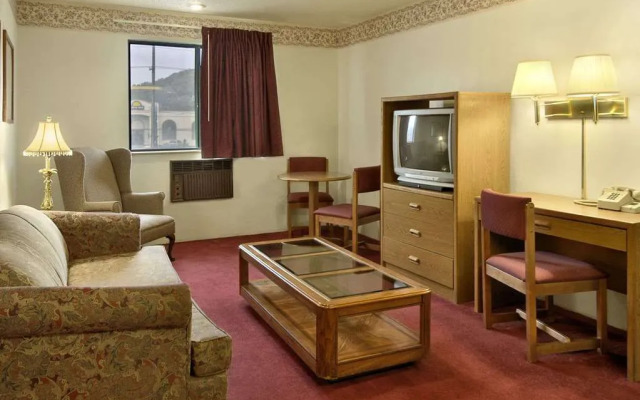 Super 8 By Wyndham Butler