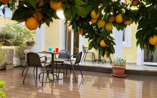 Sunny orange garden apartment in central Lisbon
