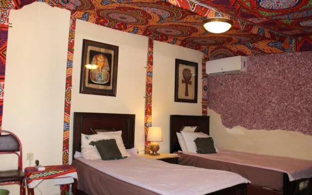 Pyramids Overlook Inn