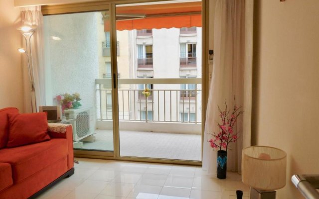 One bedroom apartment in the center of Cannes, next to the Carlton, a few meters from the Croisette - 367