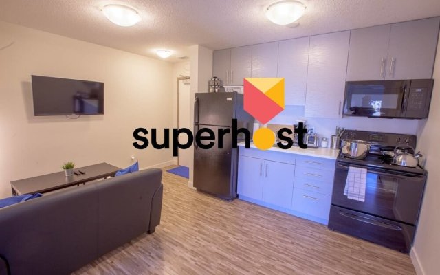 Stay With Ease Hospitality! 2 Bed 1 Bath