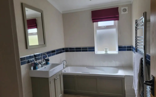 Luxury 2-bed Lodge in Routh, Sleeps 4 With Hot Tub