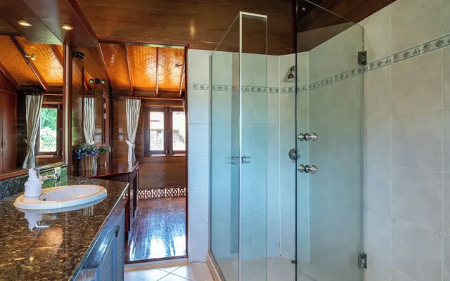 Tropical Beachfront 4 Bdr Villa - KBR24