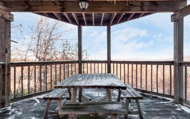 Fontana by Avantstay Gorgeous Mountain Cabin w/ Views, Hot Tub & Game Room!