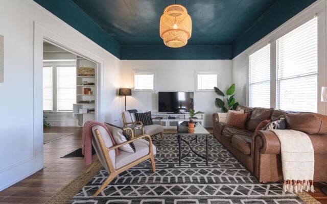 Restored 1930s Uptown Bungalow 2 min. to Magnolia