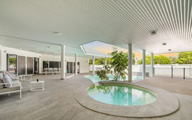 Majestic Manor Stylish Super Home Pool BBQ