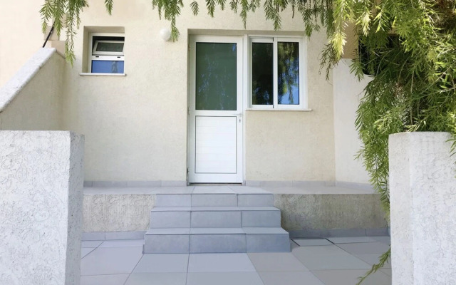 2BR Maisonette Pool - Walk to Beach