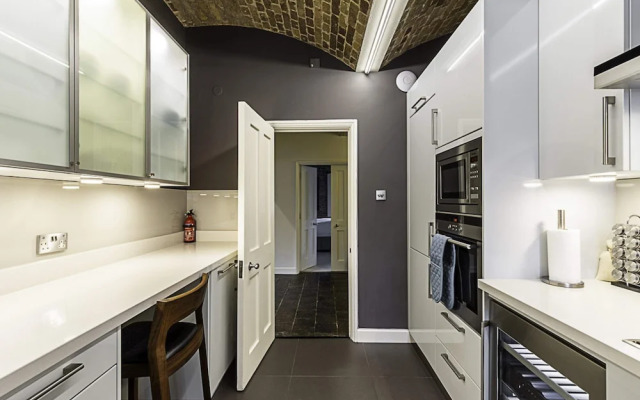 Charming Home in St Katharine Docks