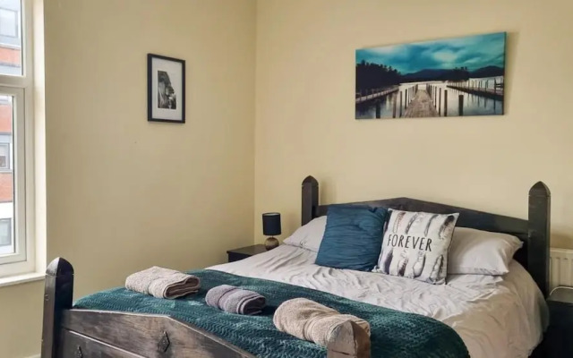 Rustic Ebony Suite With Free Parking