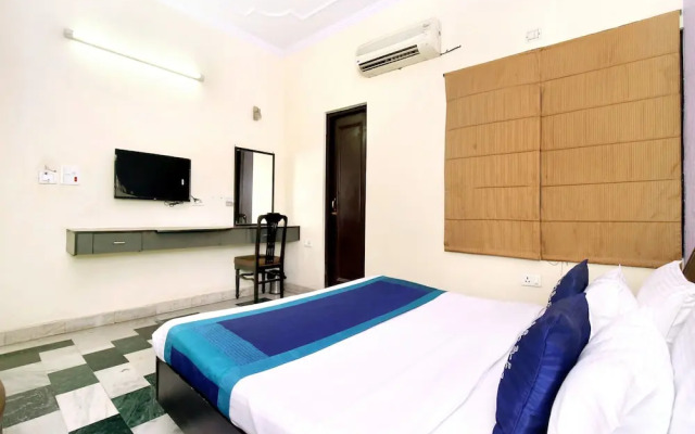 OYO 10111 Hotel Roopa International