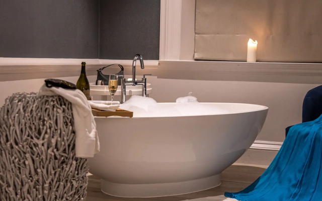 Barnett Hill - Luxury Hotel