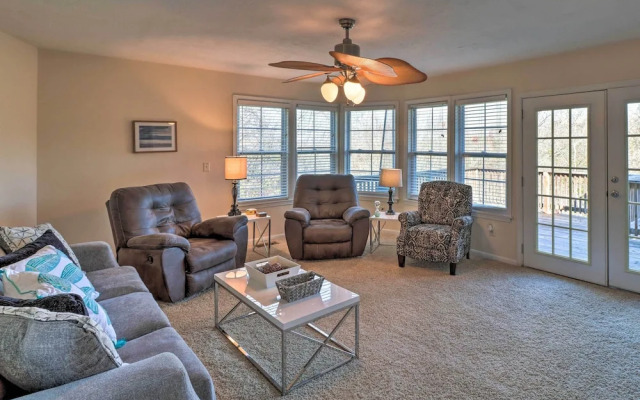 Fisherman-friendly Bull Shoals Escape on Lakefront