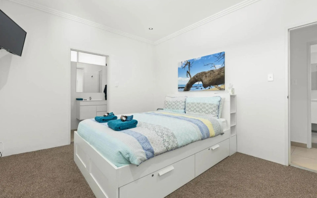 Luxury Apartment with WIFI a Lift Smart TV and Private Terrace – Guest Rooms – Huskisson